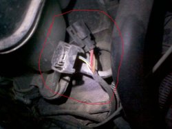 Фото-0207.jpg (67.96 КБ) 27843 просмотра штекера идут в бампер под правую фару