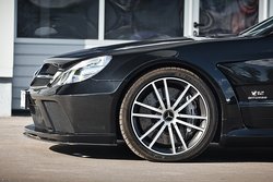 Тормоза достались Black Series от стандартного SL 65. Спереди диски диаметром 390 миллиметров и шестипоршневые суппорты, а сзади - 360 миллиметров и четырехпоршневые. Учитывая диету, на которую посадили Black Series, к тормозной системе претензий не возникло даже при замедлениях со скоростей, о которых вслух лучше не рассказывать.